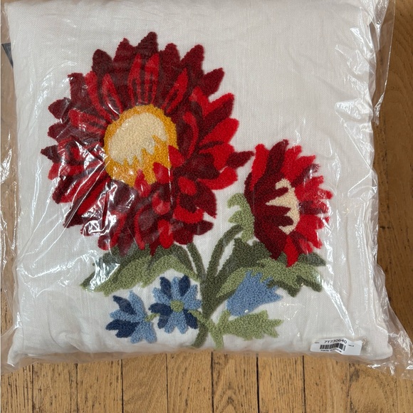 C&F Other - Linen throw pillow NWT 18x18 with tufted multi colored flowers.